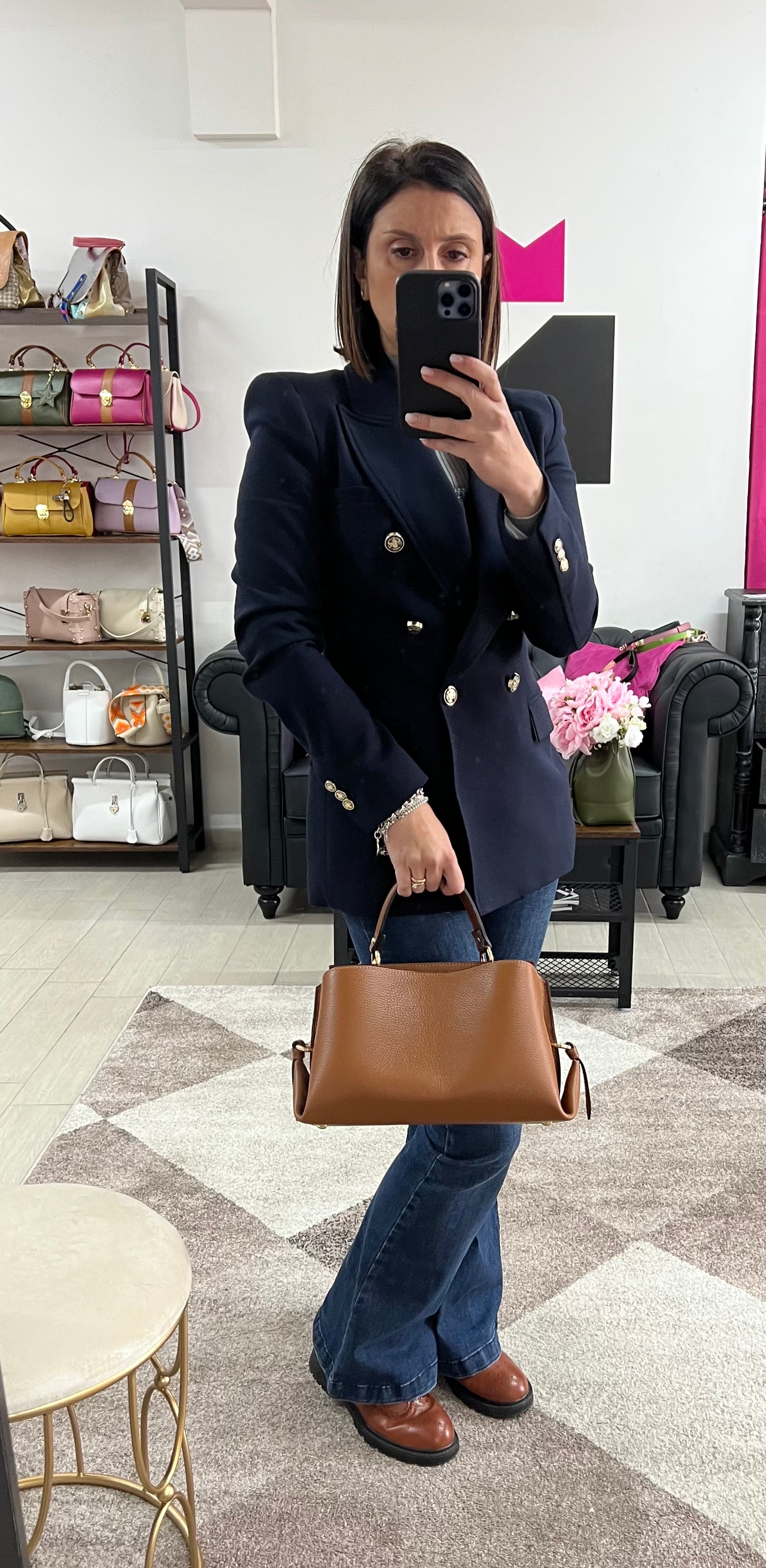 Arianna with dark leather medium-sized bag