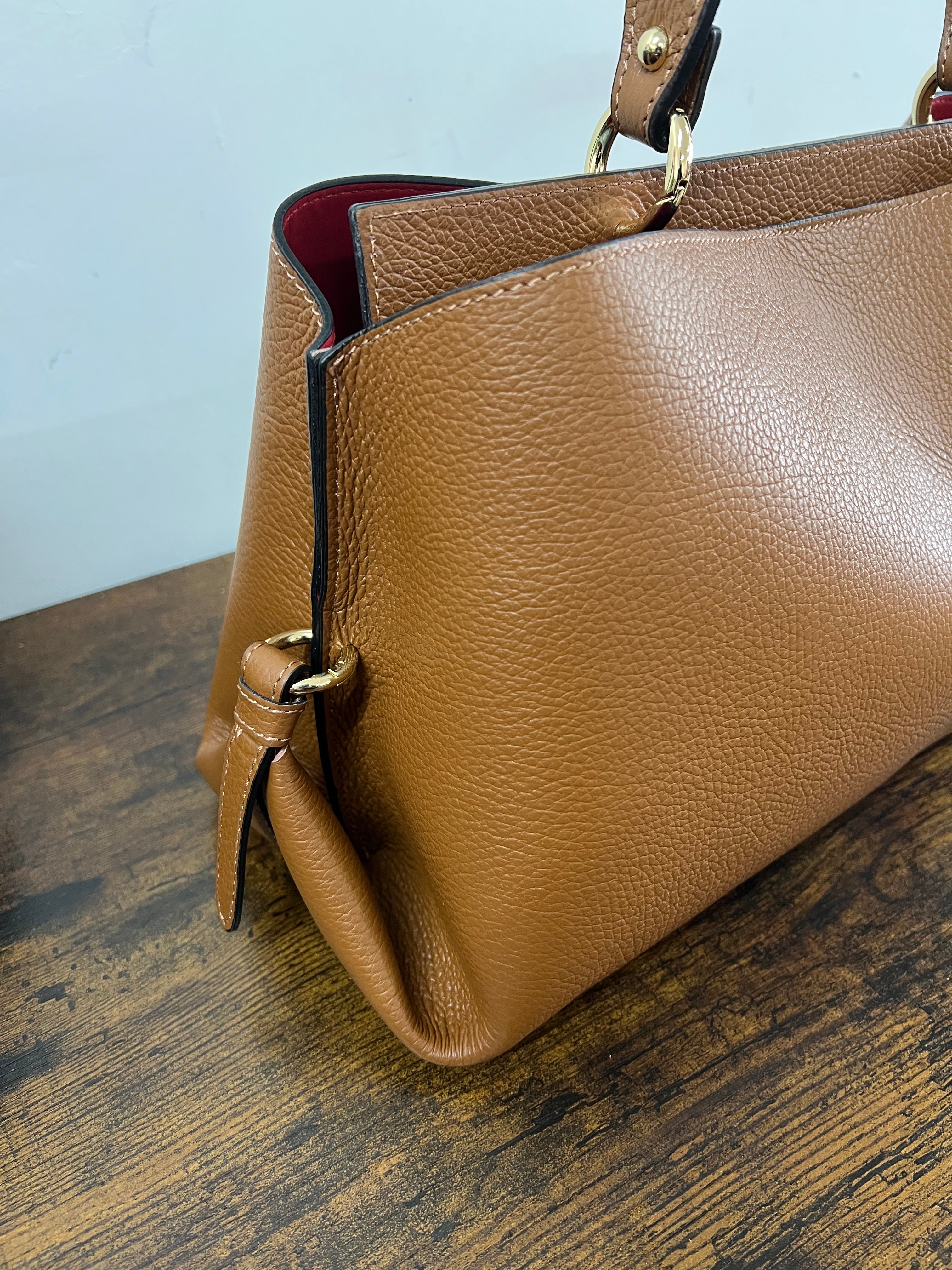 Arianna with dark leather medium-sized bag
