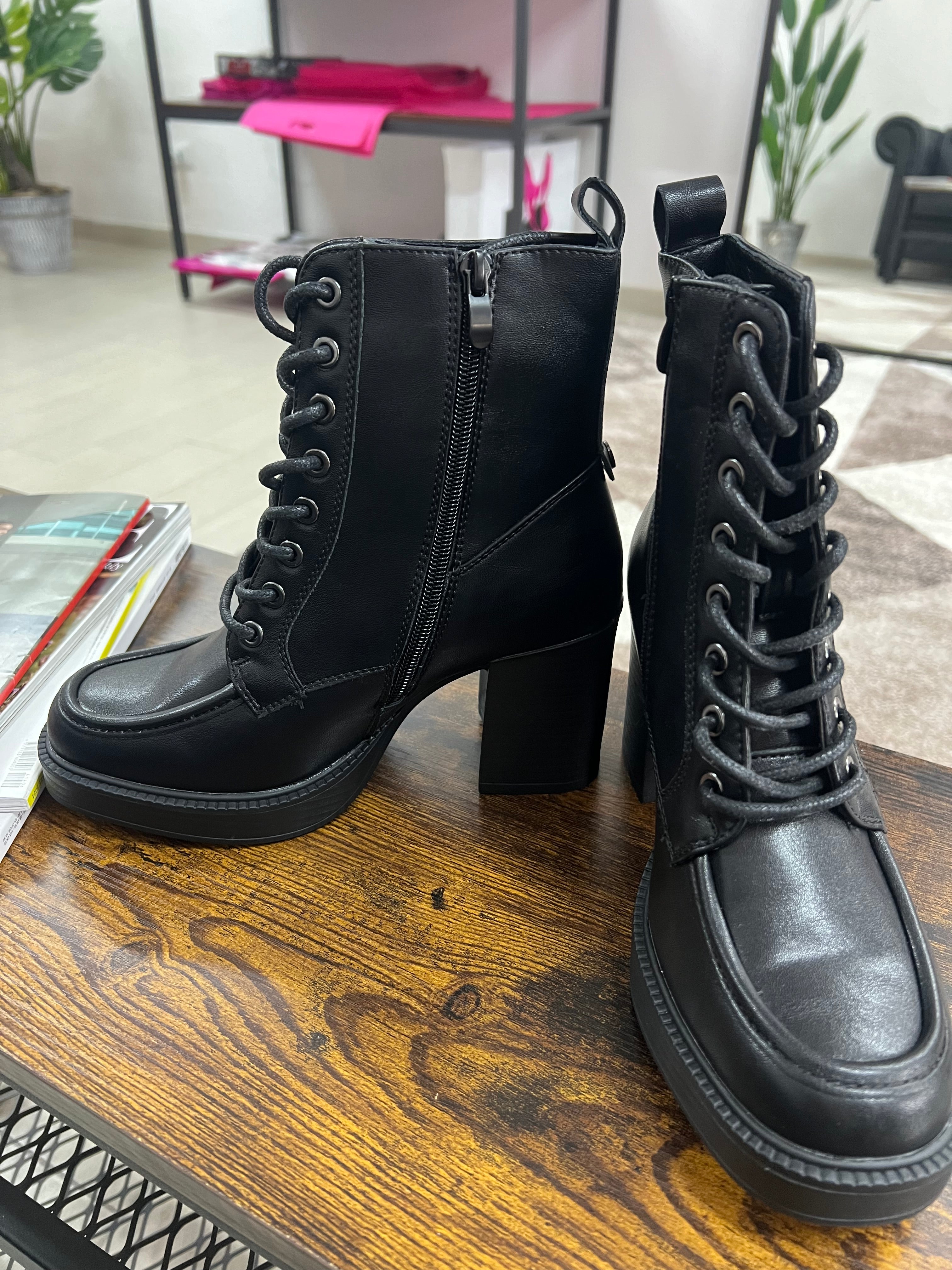 Black Lulù lace-up boot