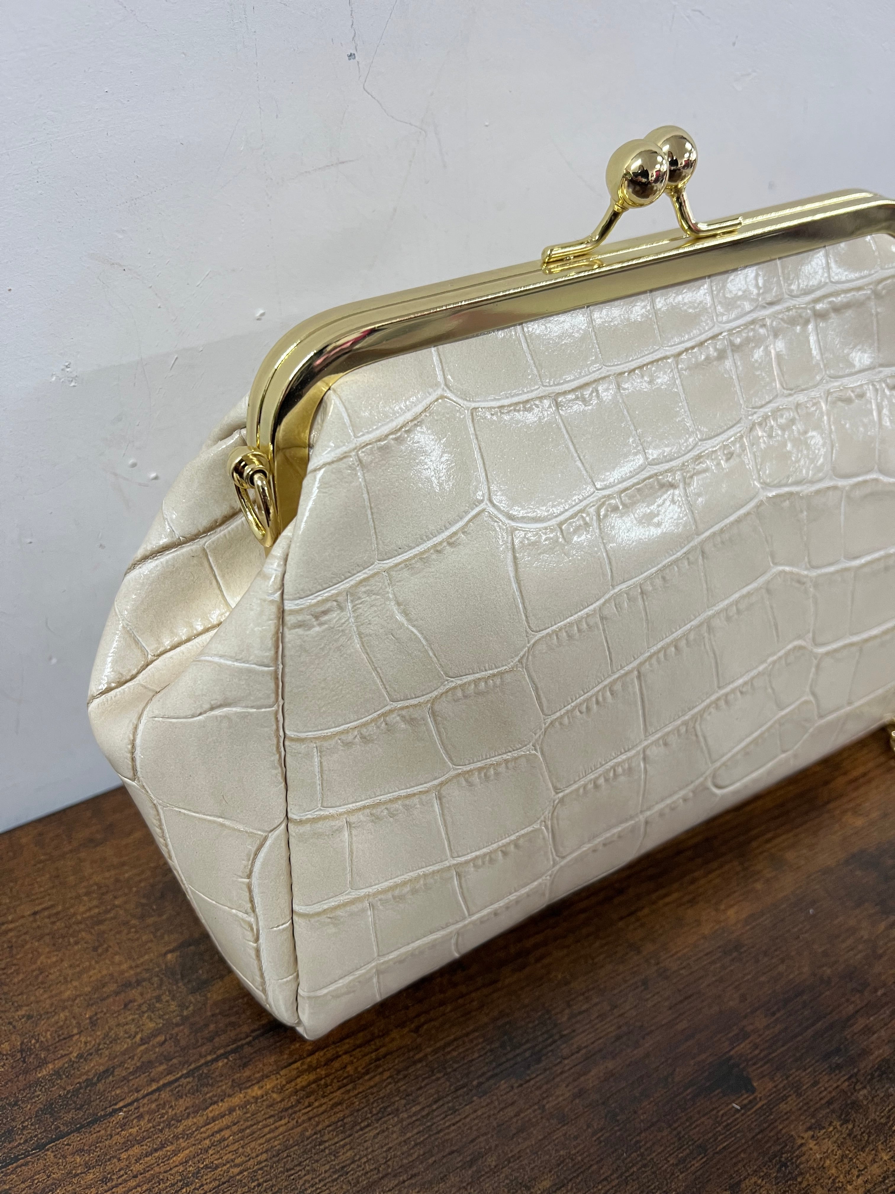 Maxi patent croc-effect cream pouch