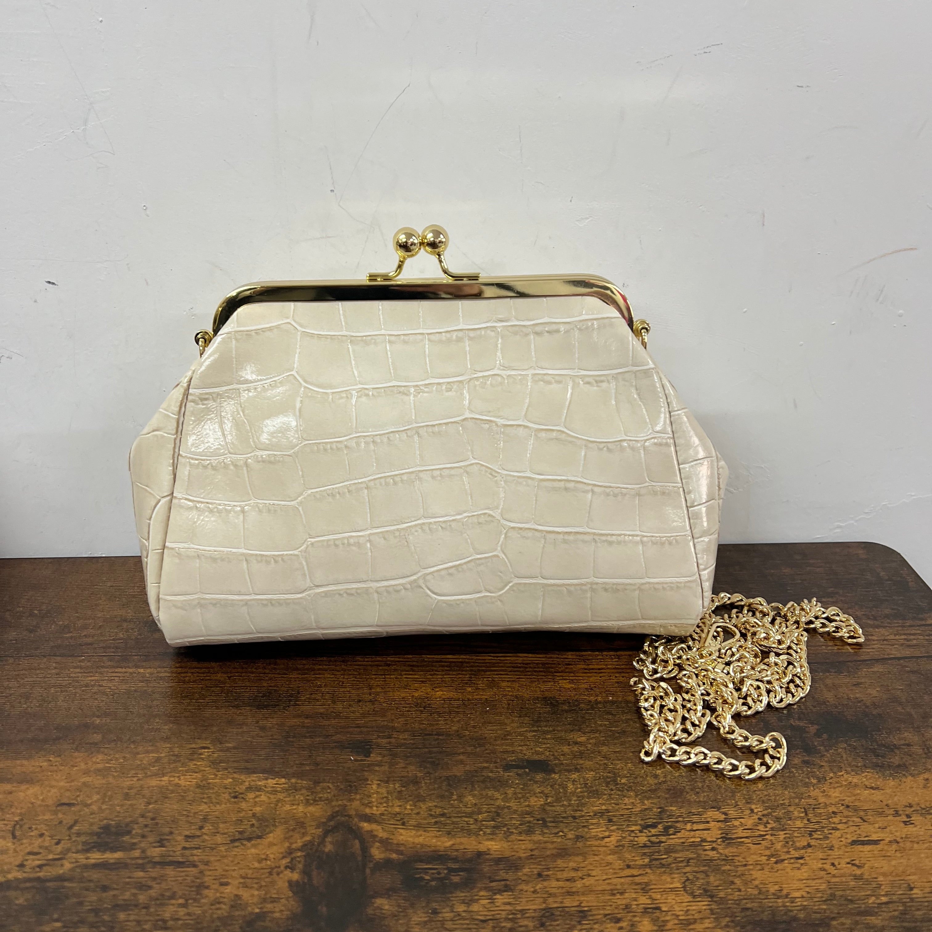 Maxi patent croc-effect cream pouch
