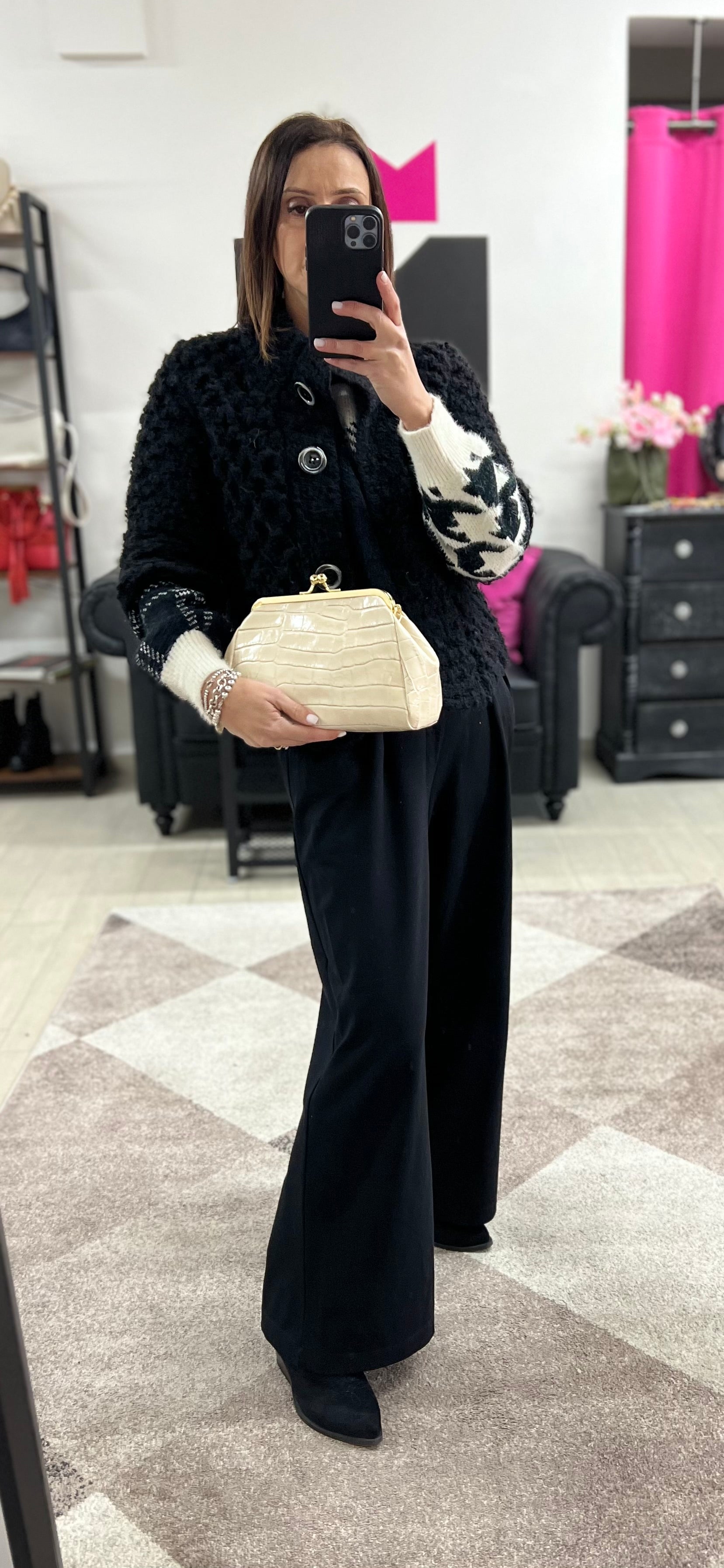 Maxi patent croc-effect cream pouch
