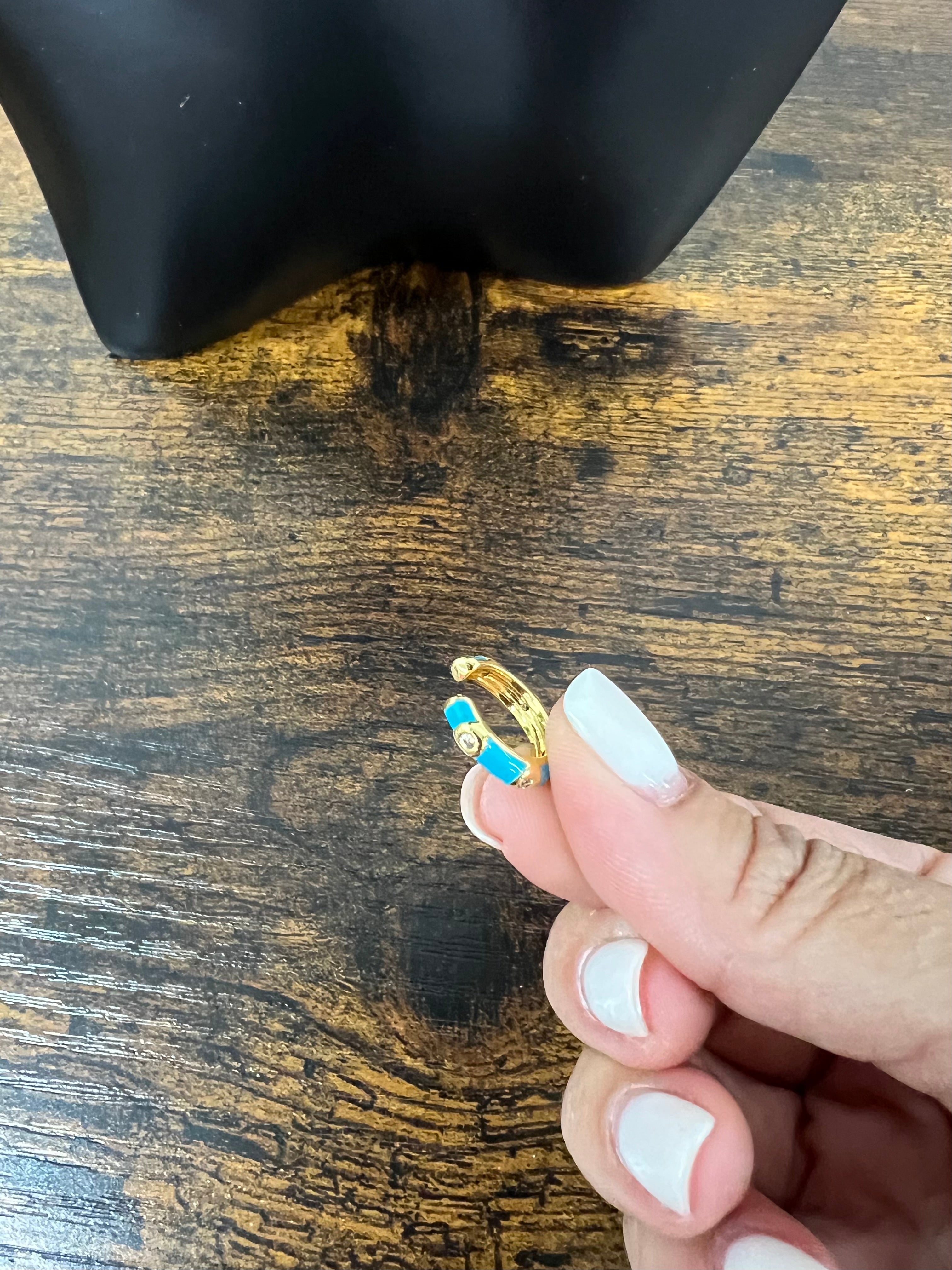 Single turquoise enameled gilded hoop earcuff