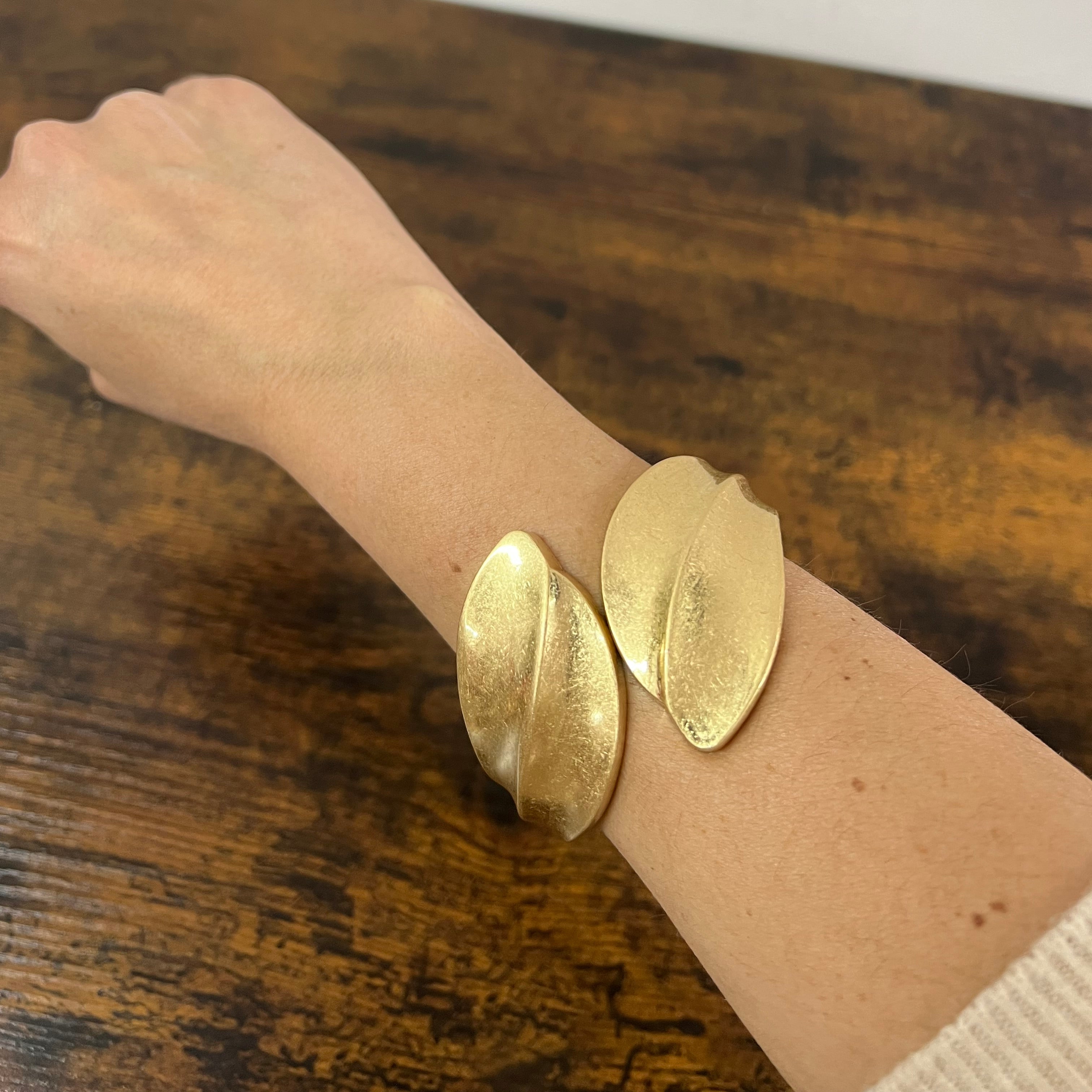 Bracciale rigido foglia dorato