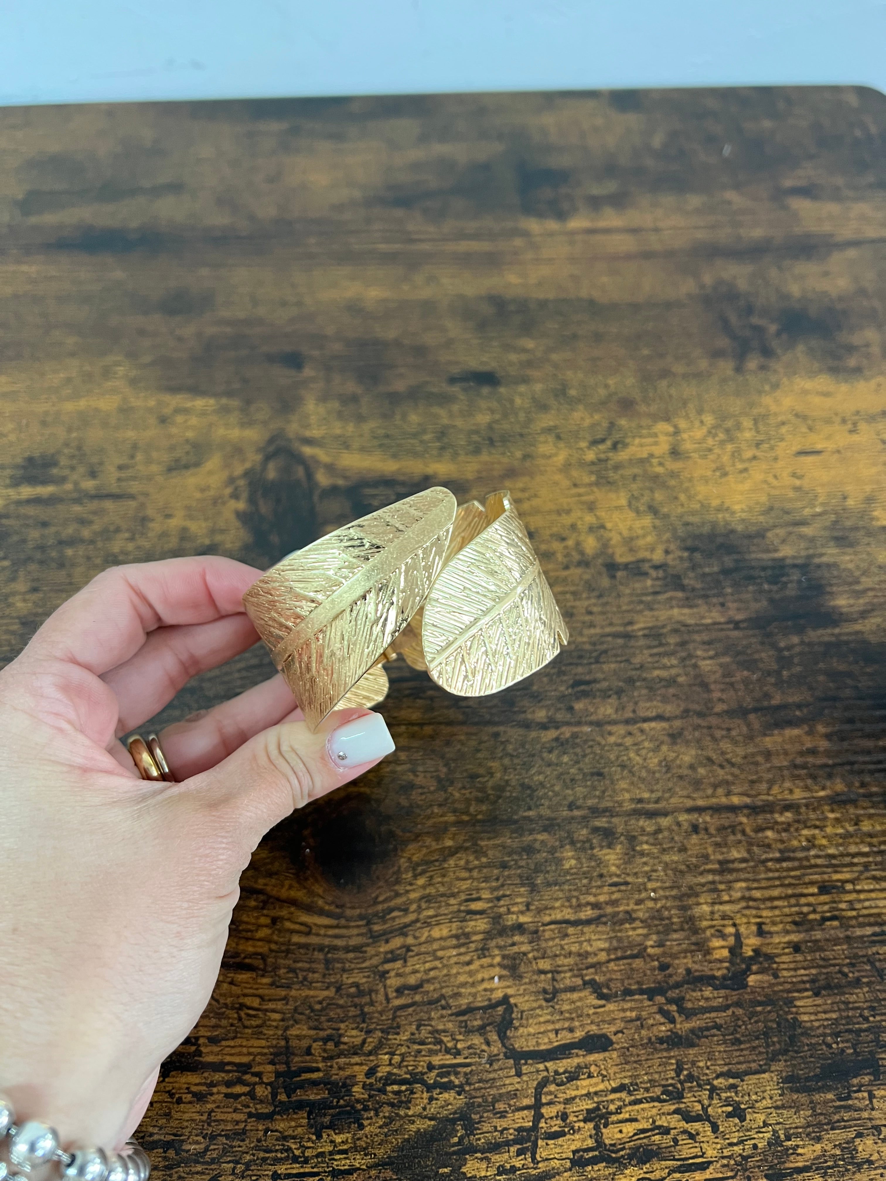 Bracciale rigido piuma dorato