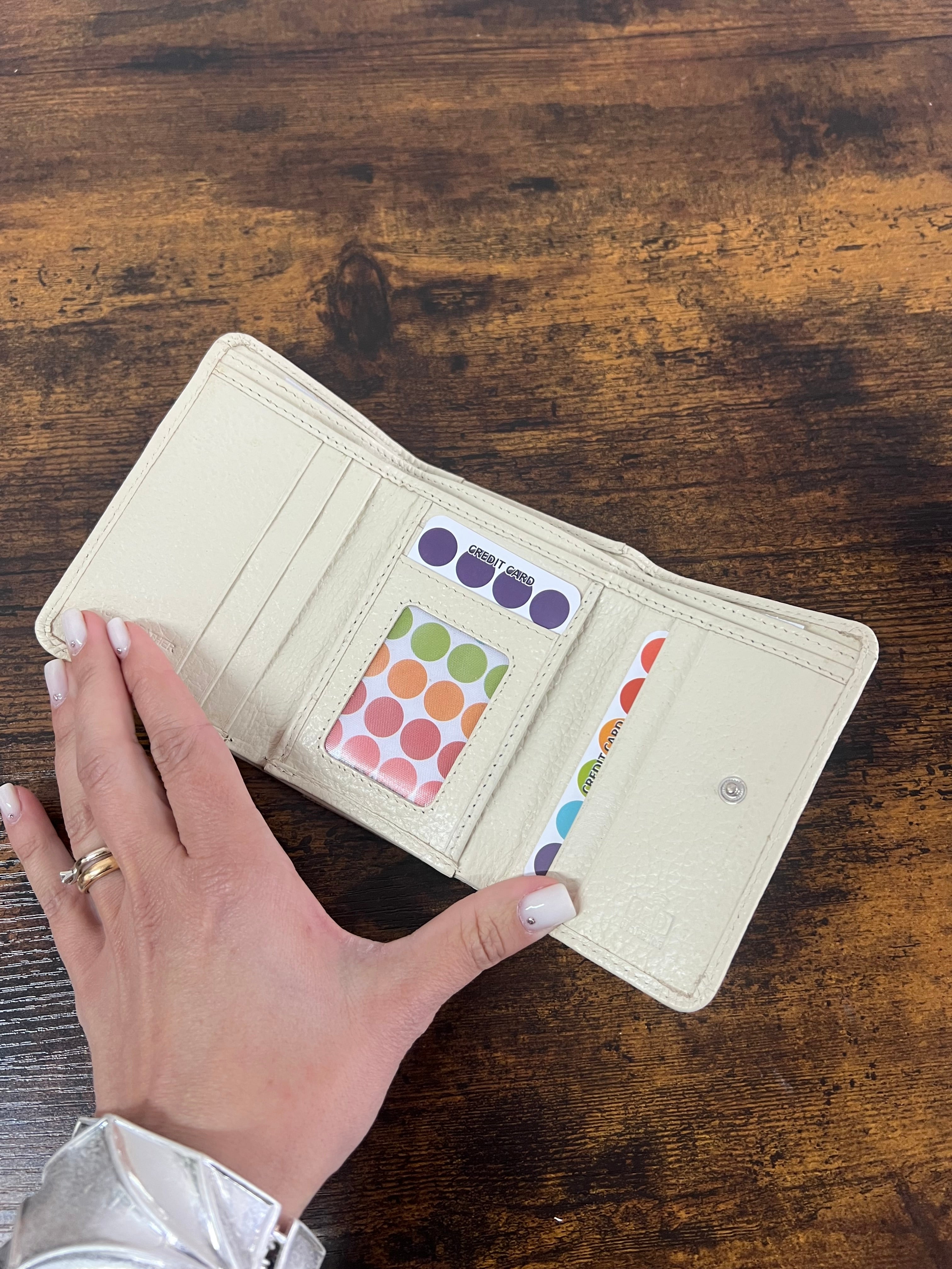 Compact basic extra cream
