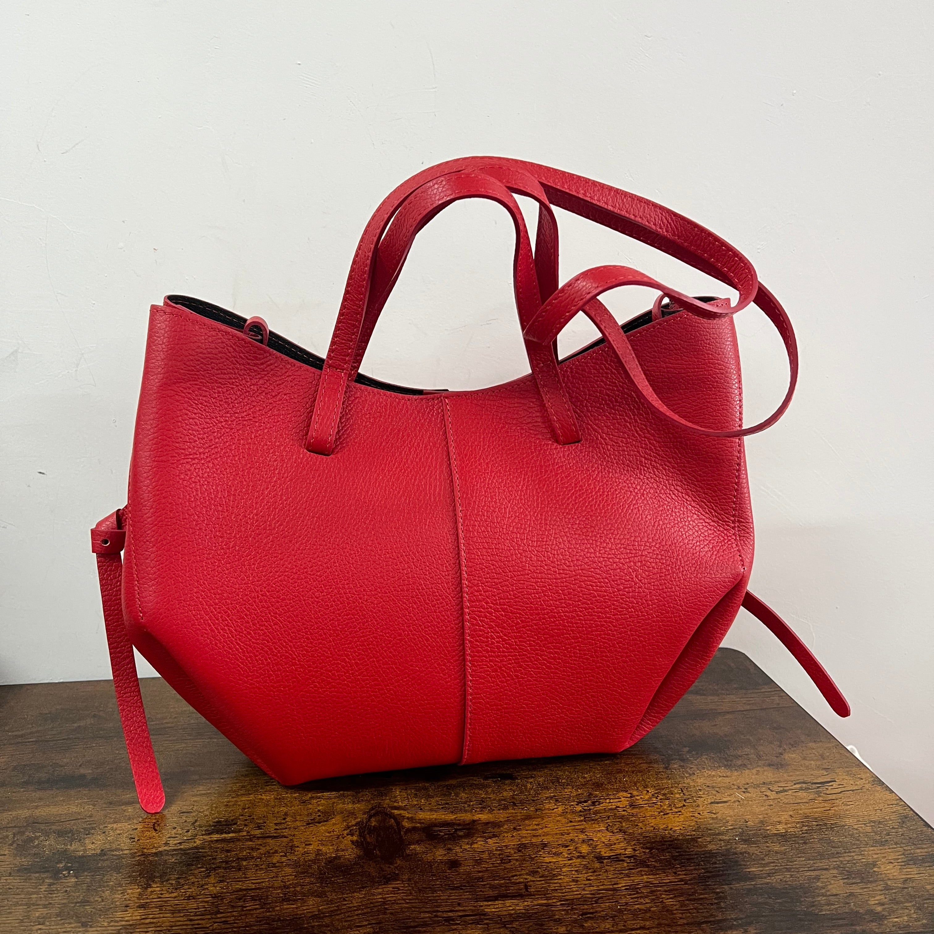 Red lily shopper