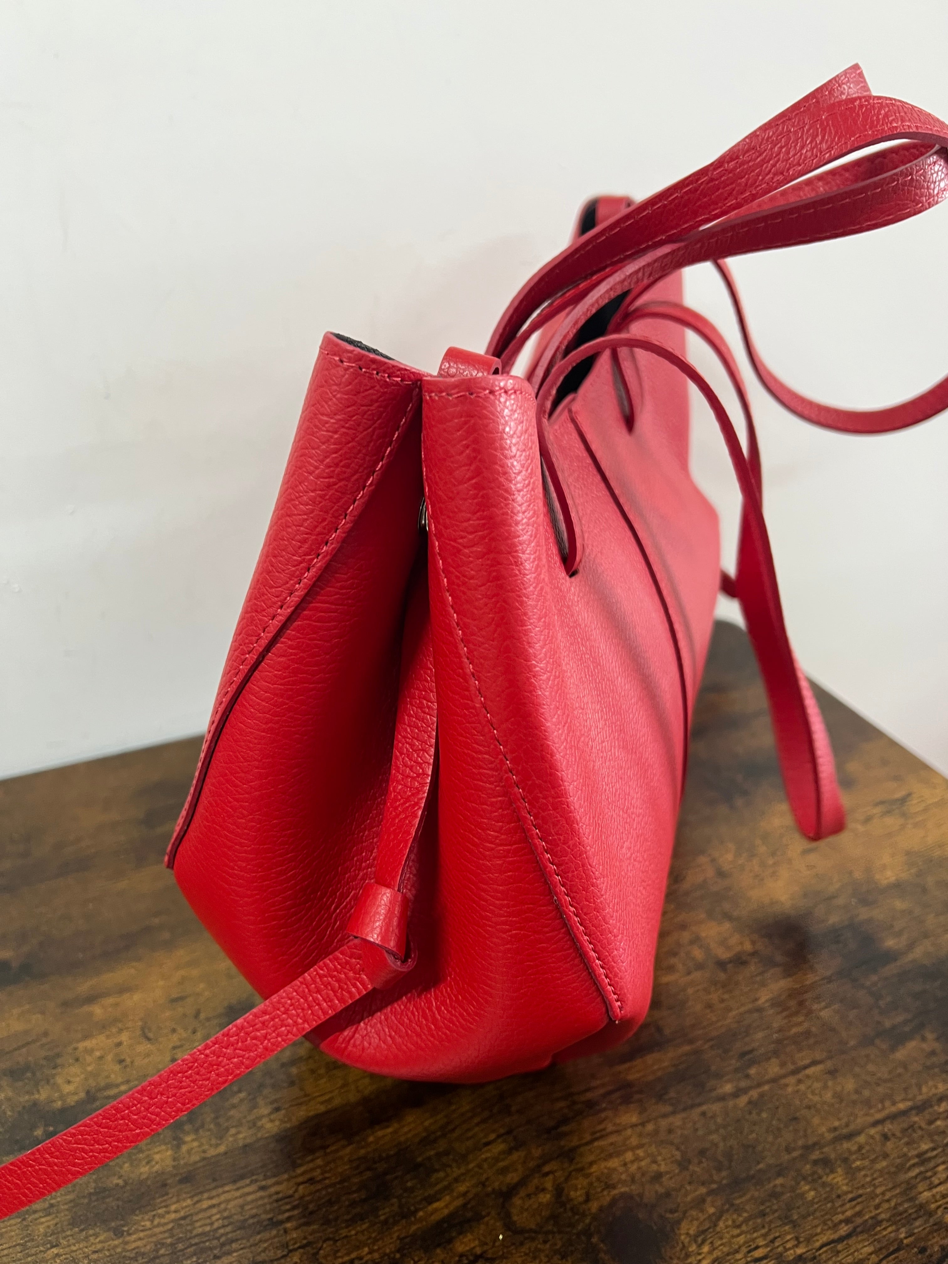 Red lily shopper