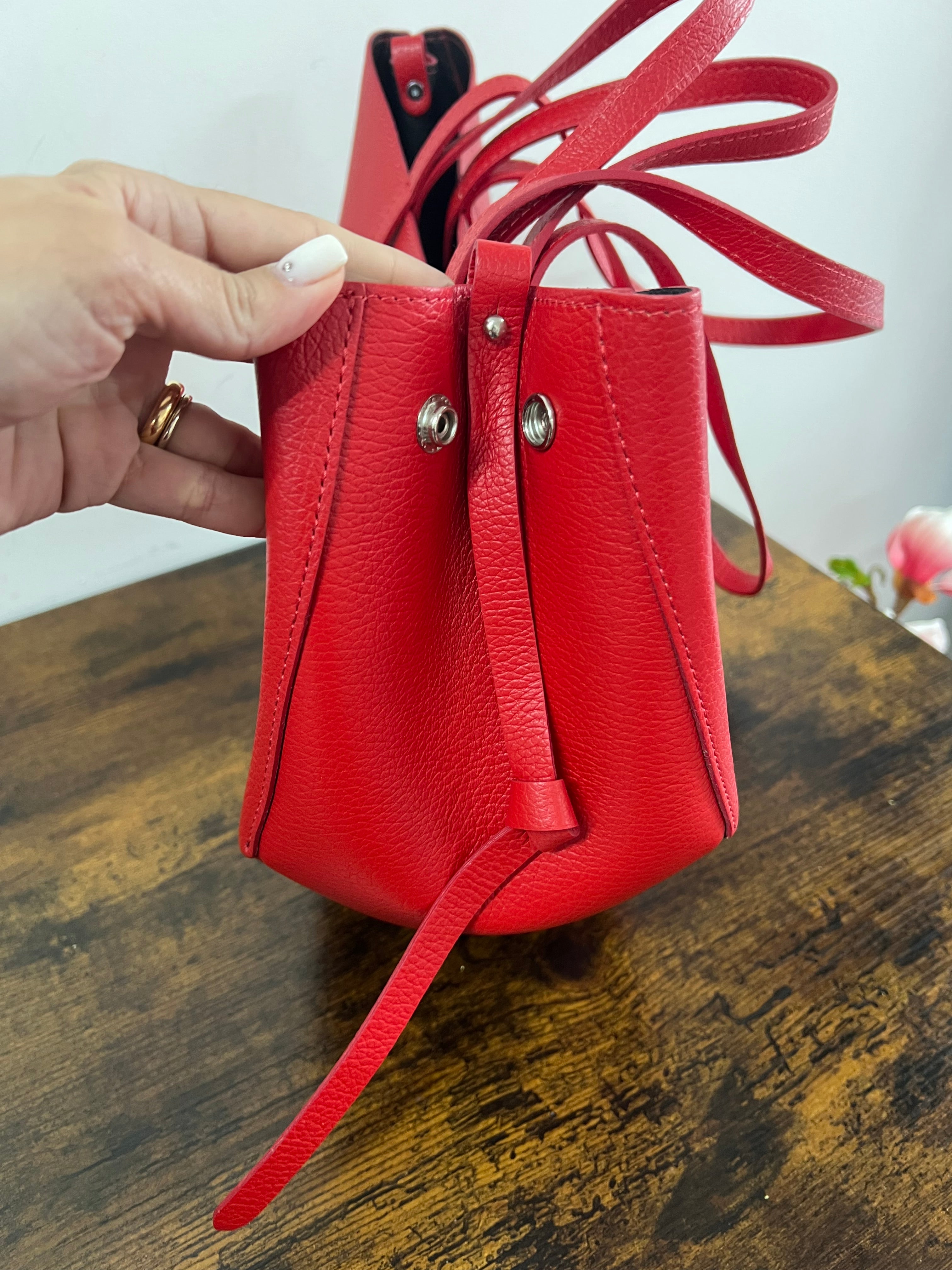 Red lily shopper