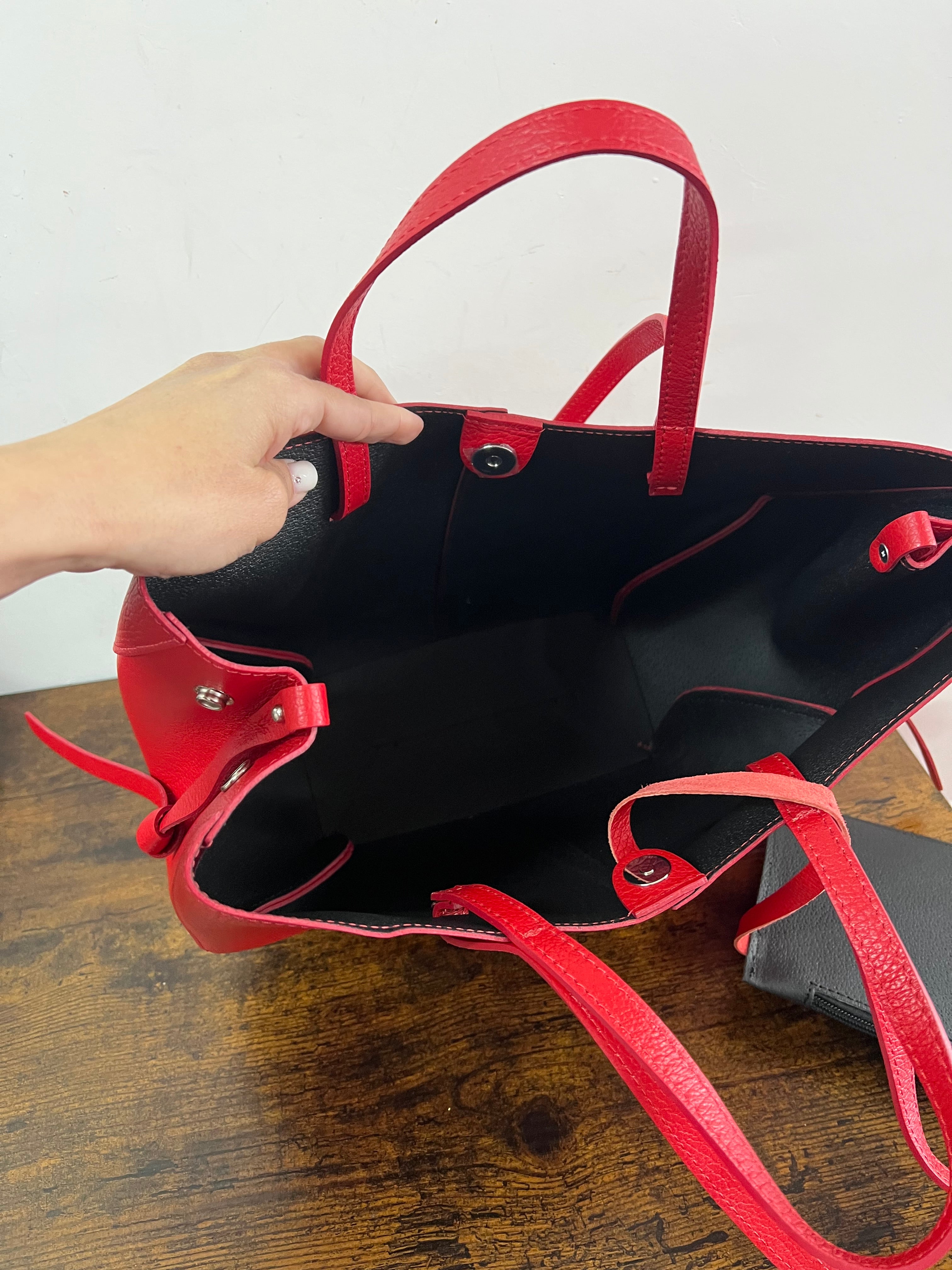 Red lily shopper