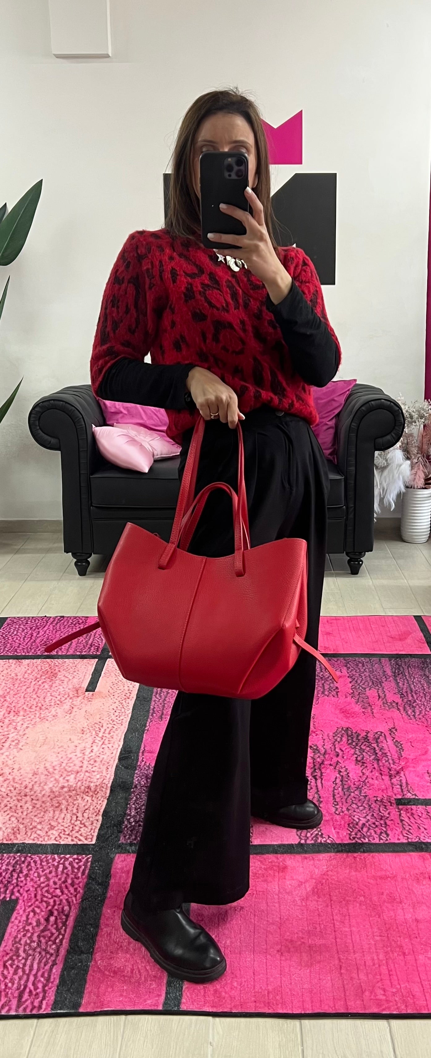 Red lily shopper