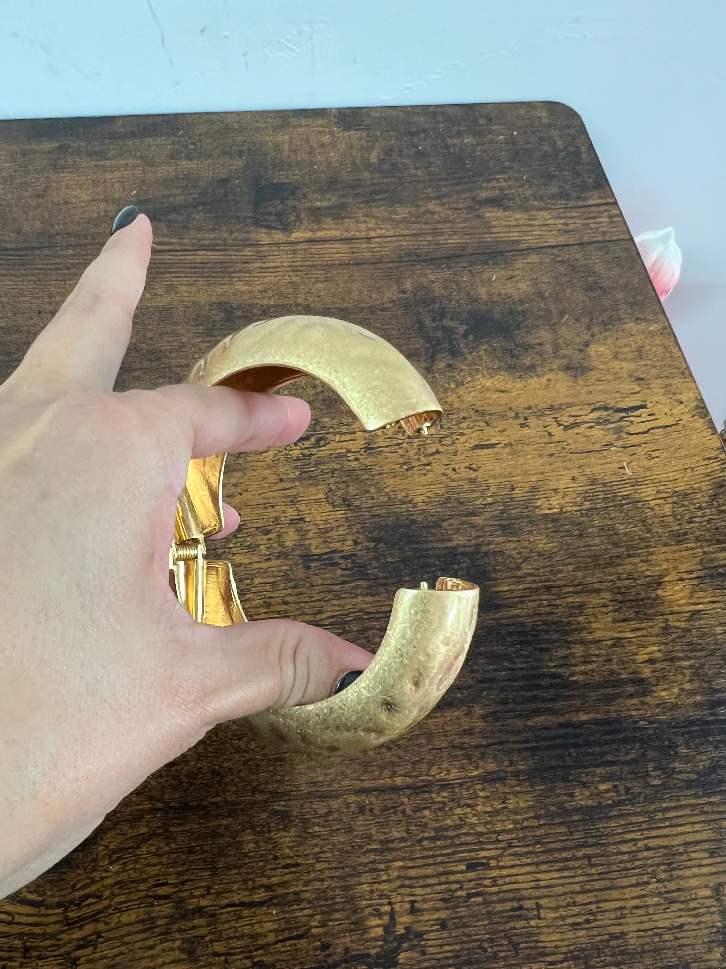 Rigid round satin gold bracelet