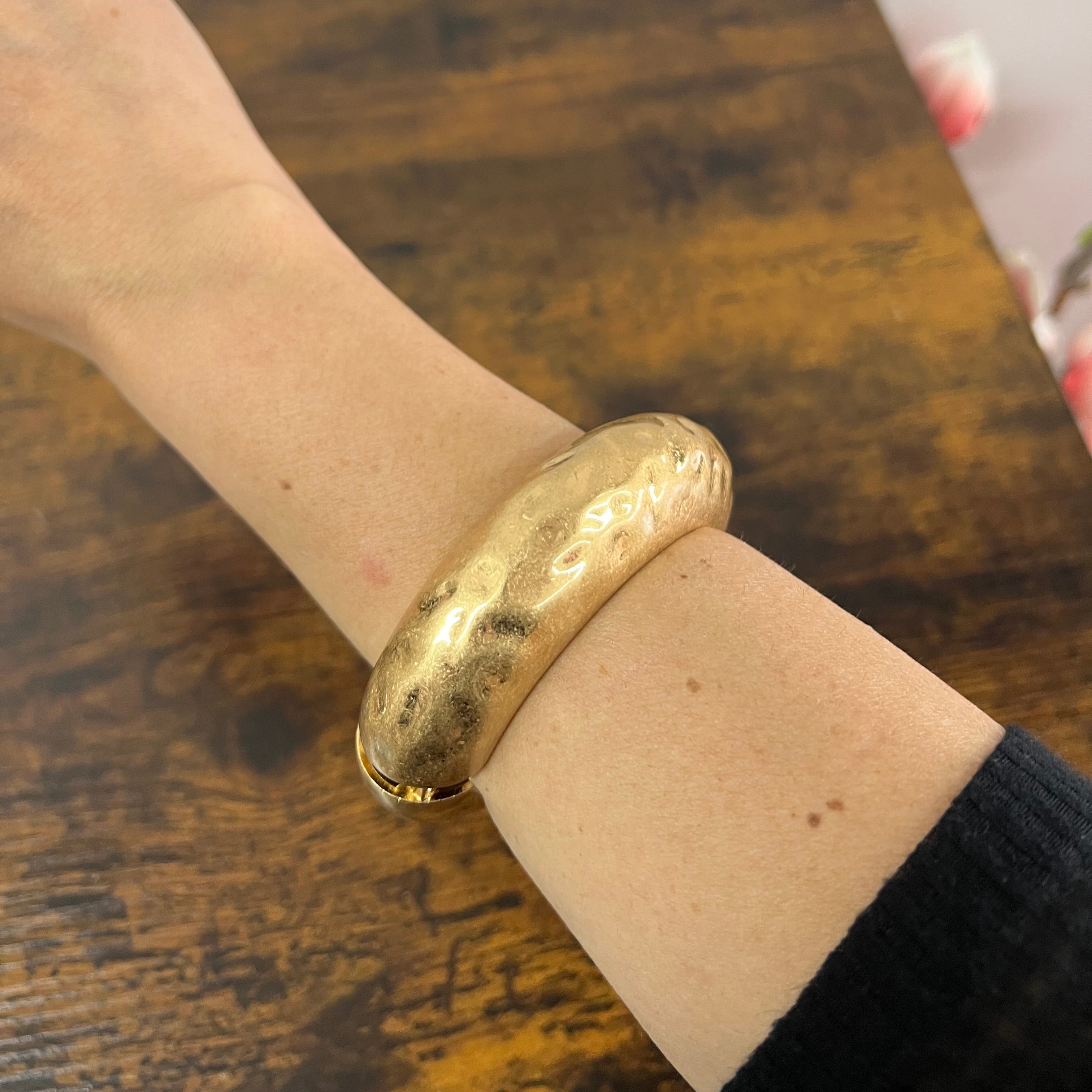 Rigid round satin gold bracelet