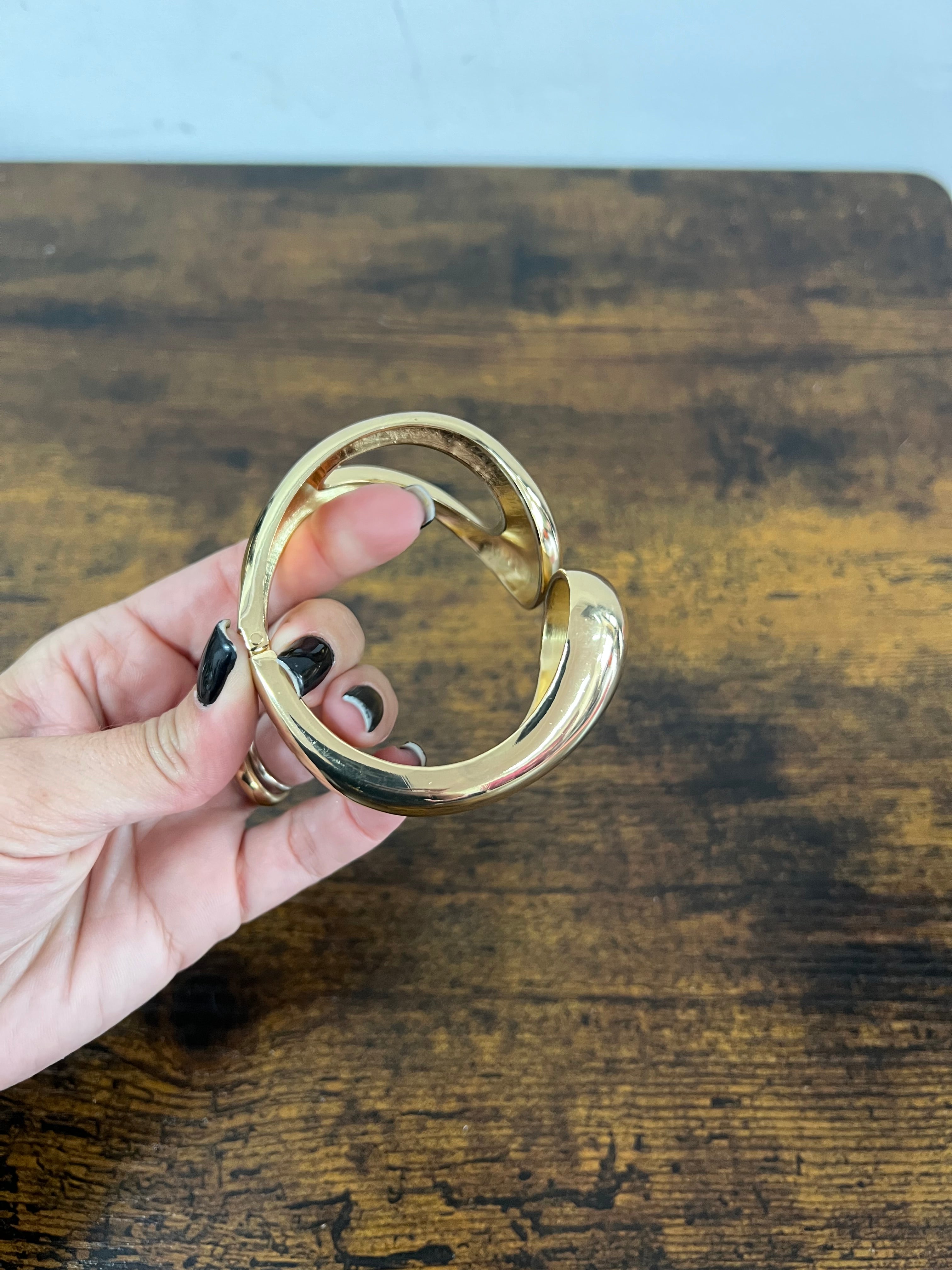 Bracciale rigido goccia dorato