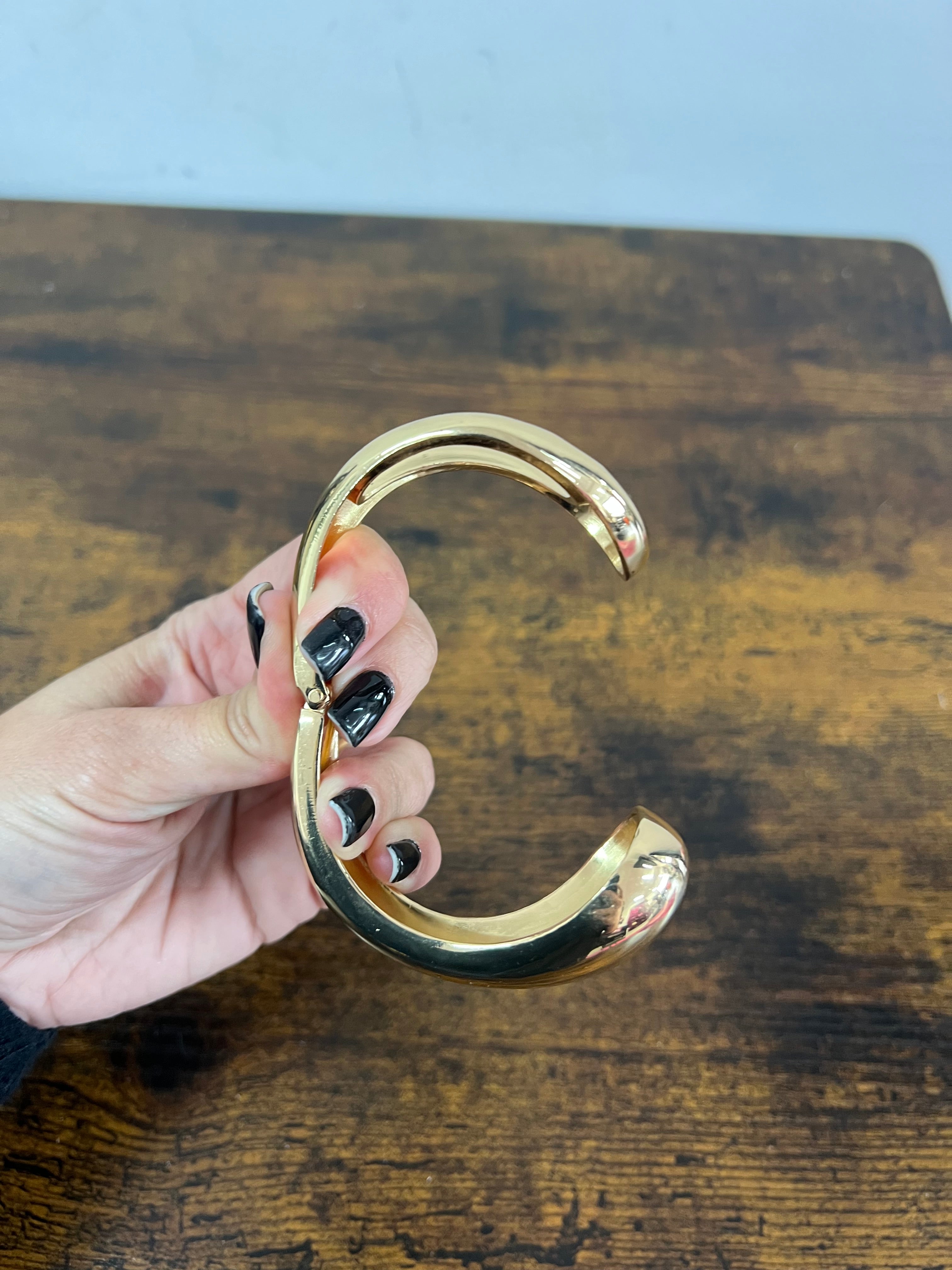 Bracciale rigido goccia dorato