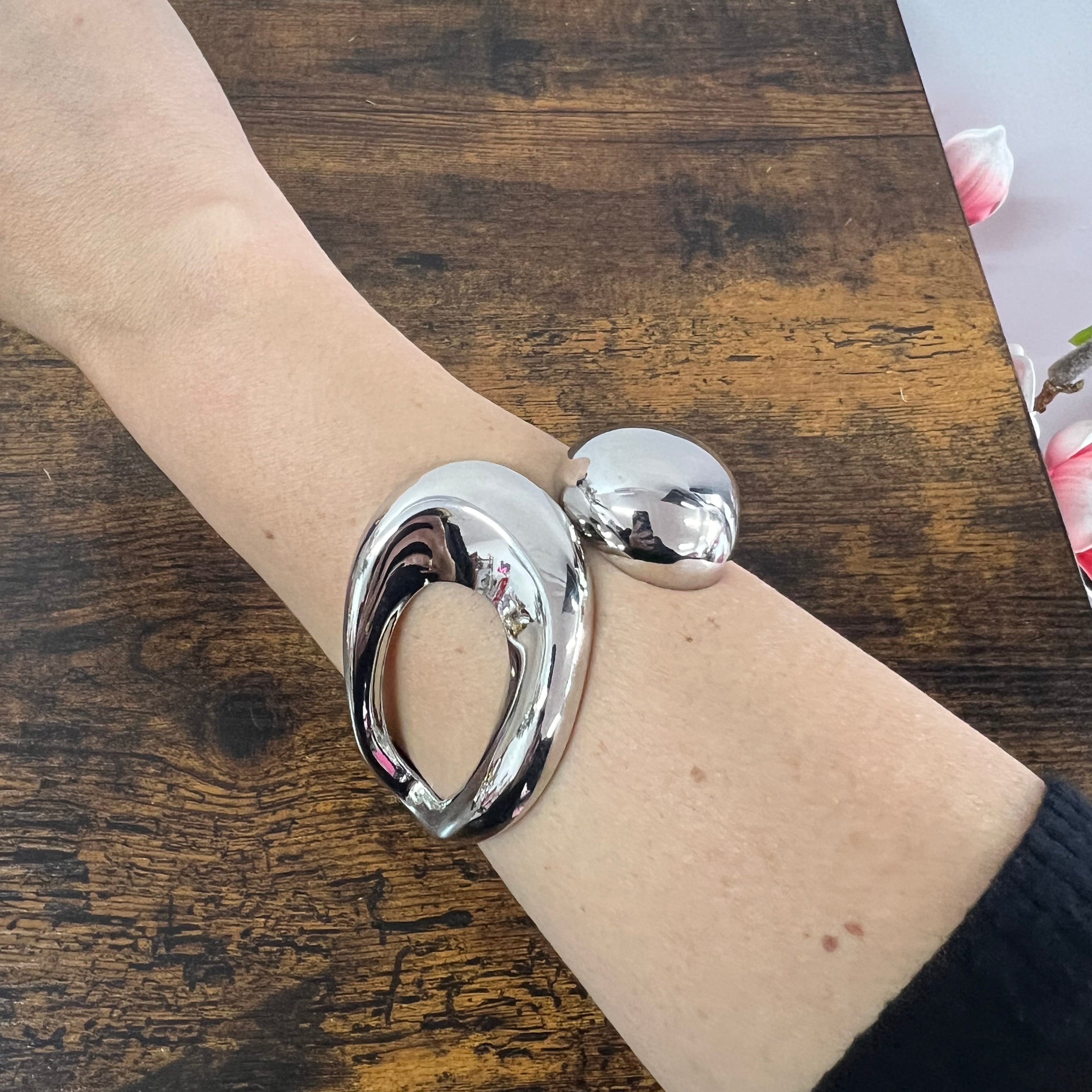 Bracciale rigido goccia argentato