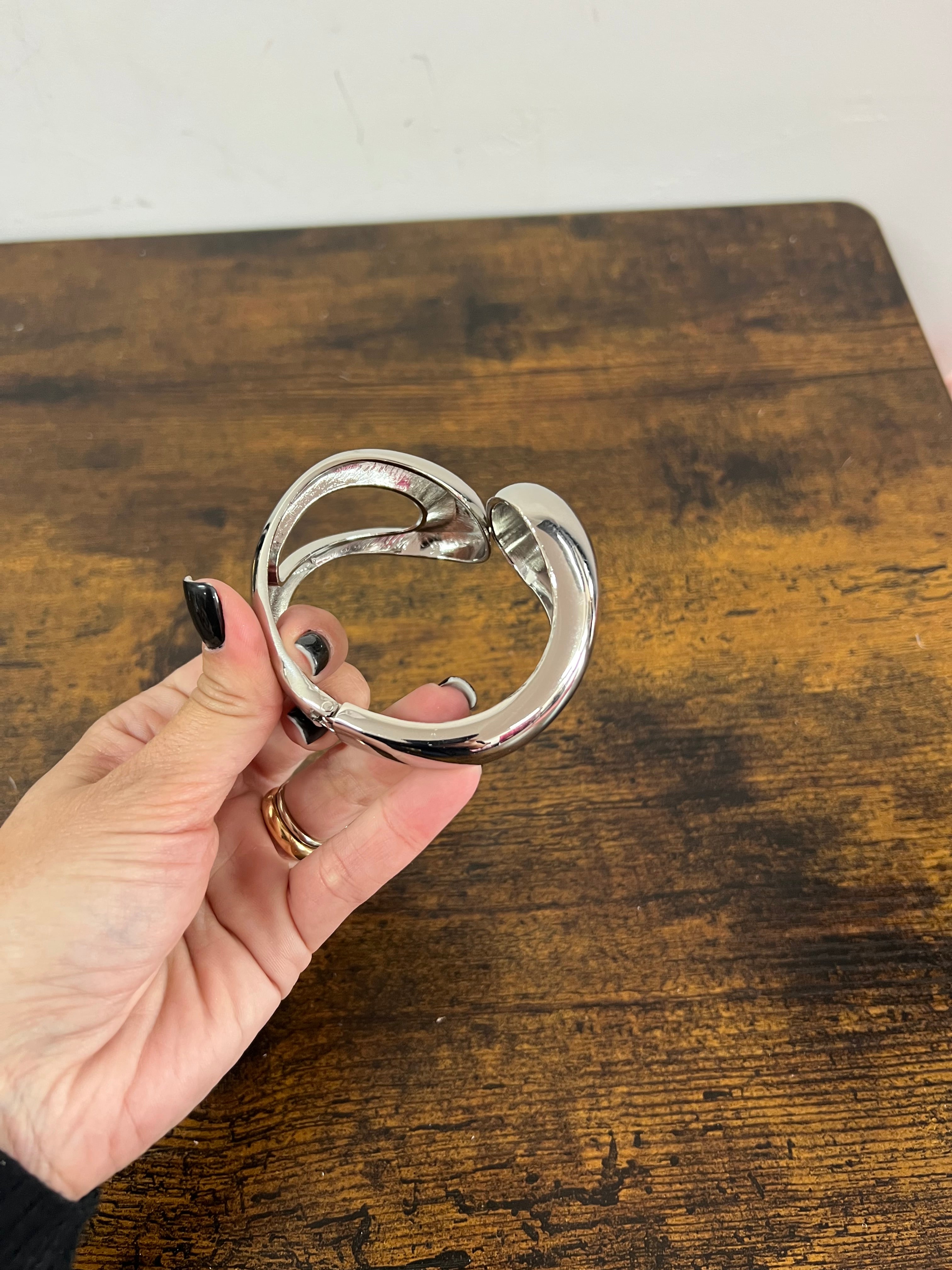 Bracciale rigido goccia argentato