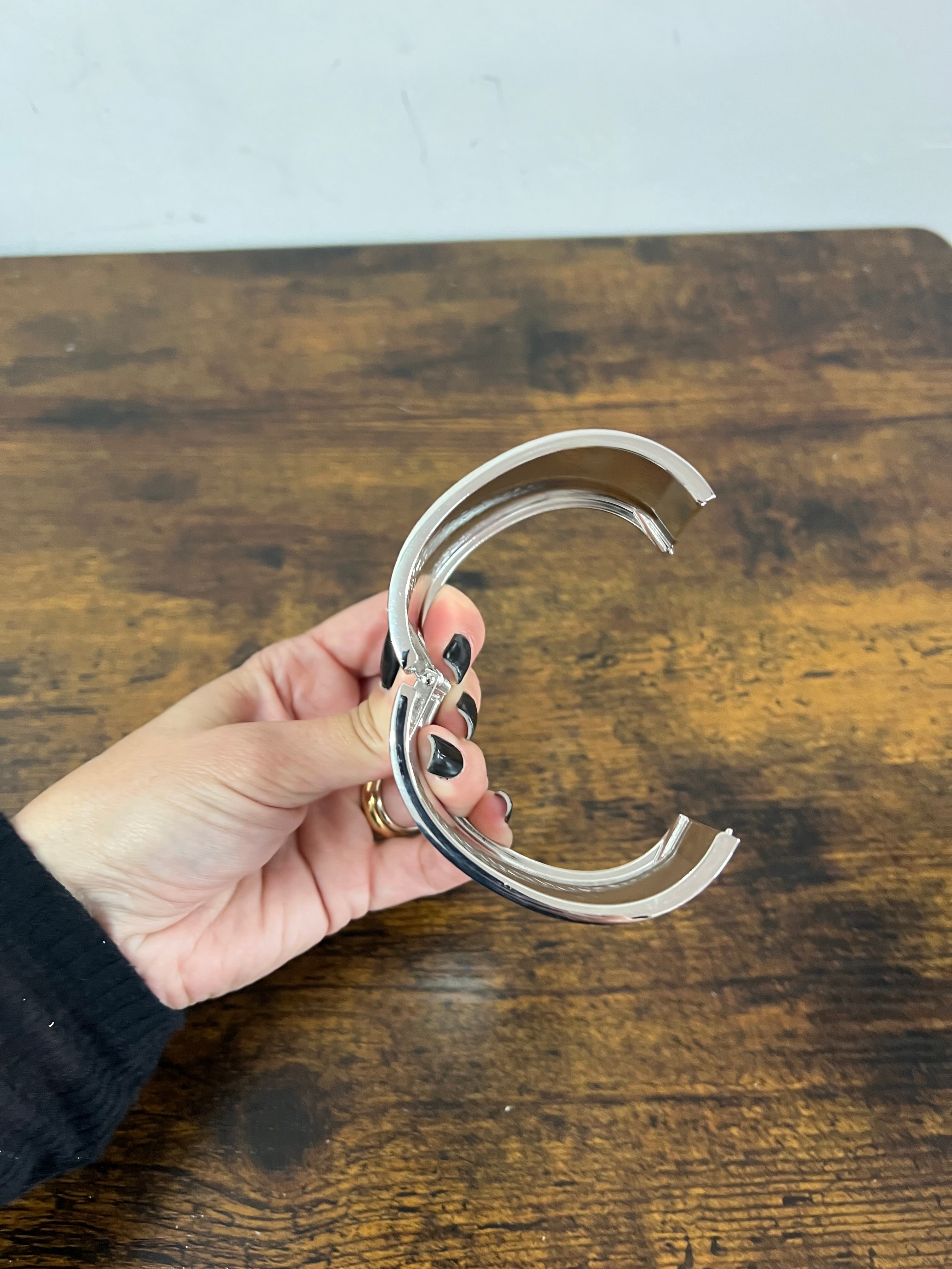 Bracciale rigido maxi martellato argentato