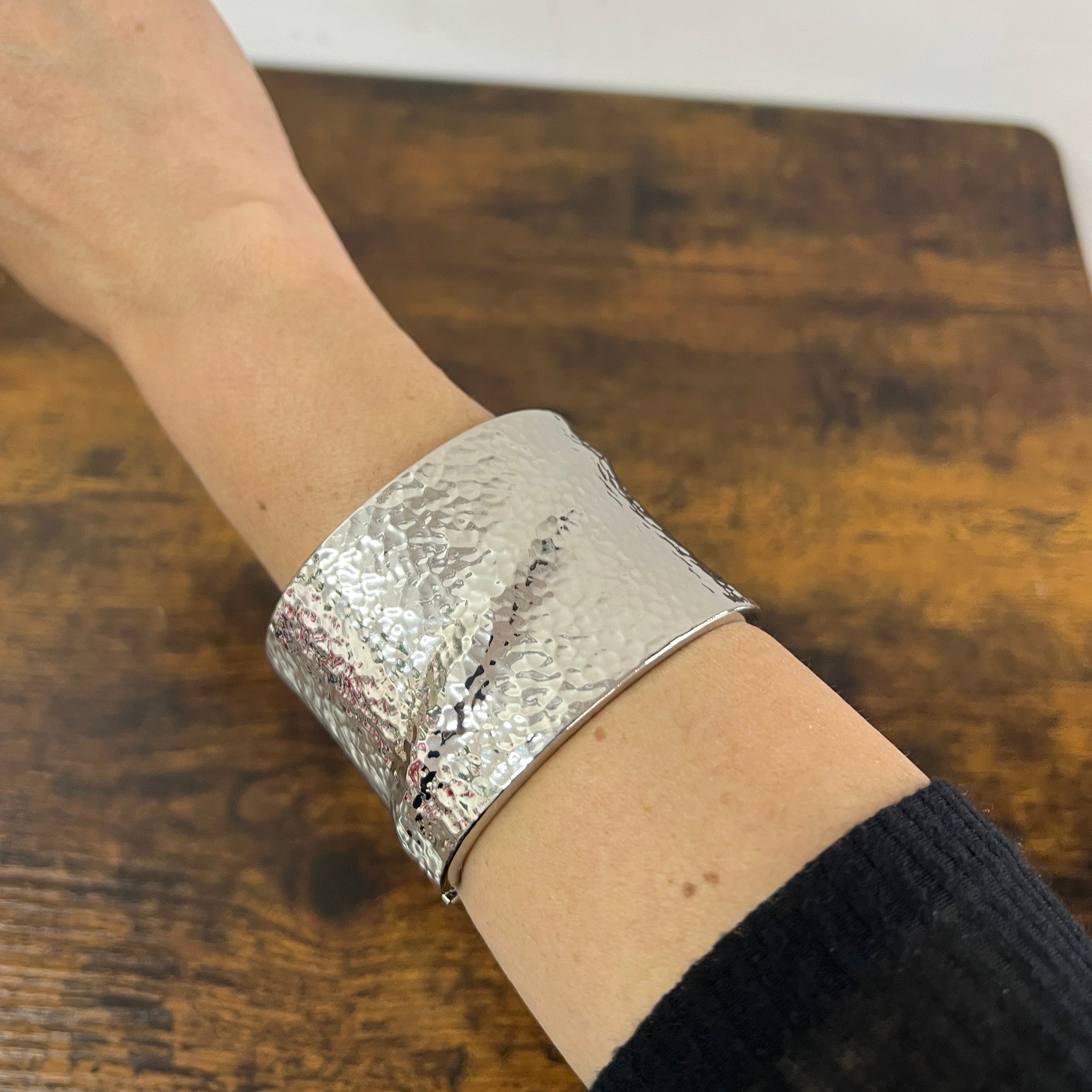 Bracciale rigido maxi martellato argentato