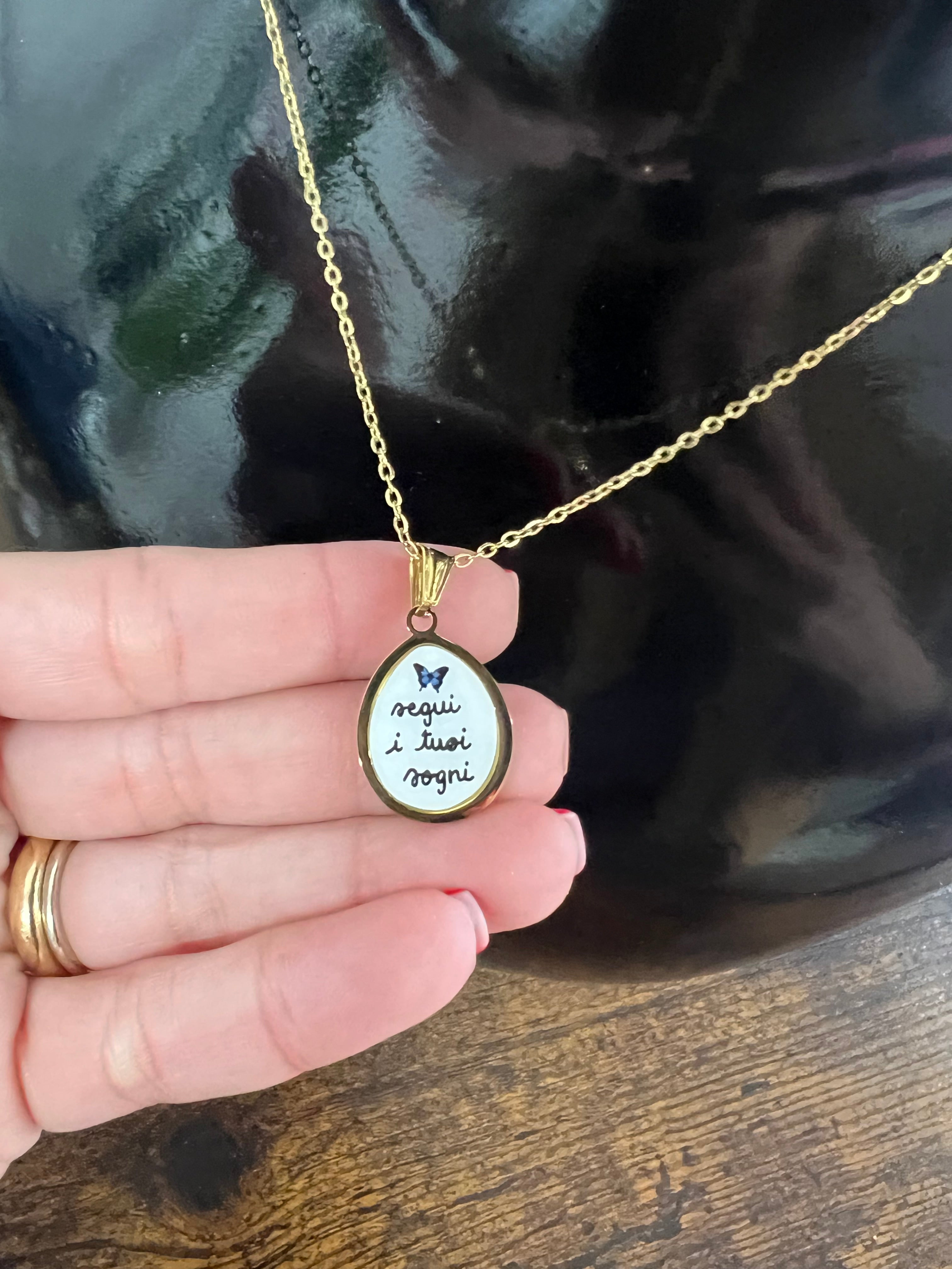 Necklace with "follow your dreams" charm