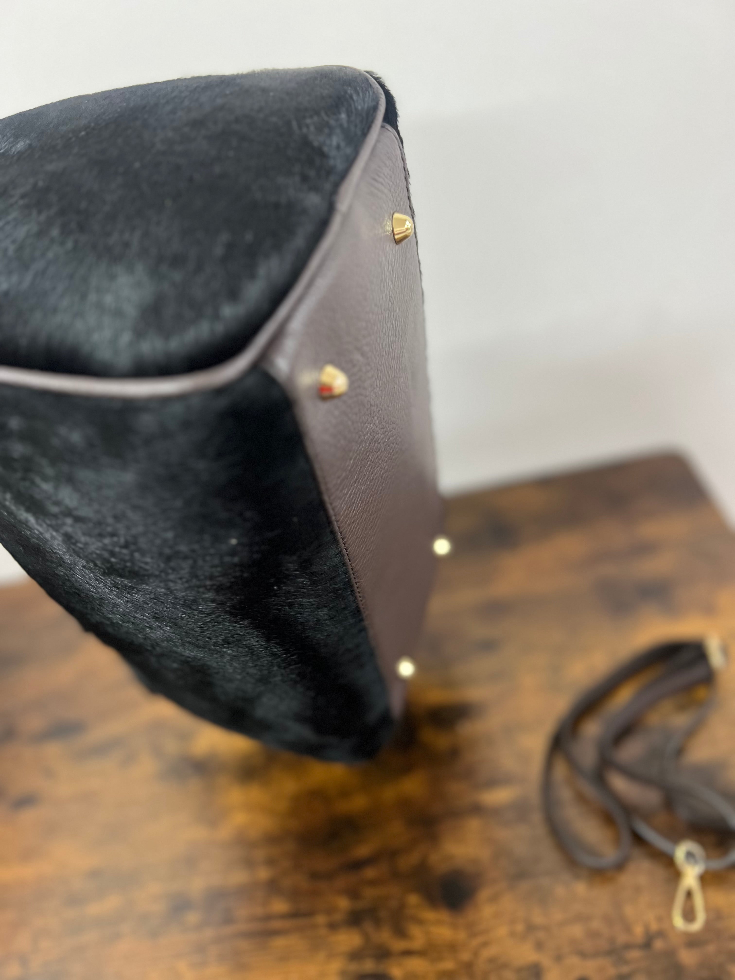 Maxi pony hair total black top-handle bag