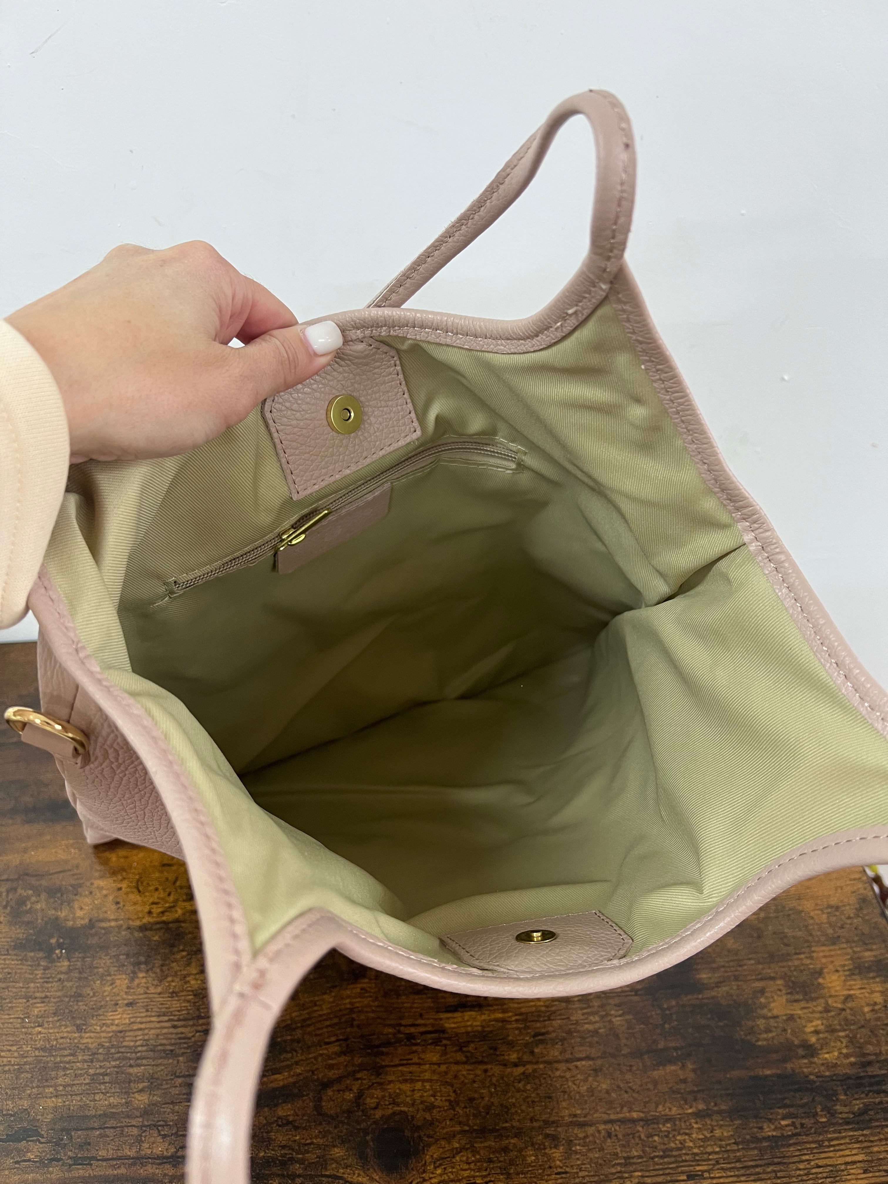 Shopper MIA nude