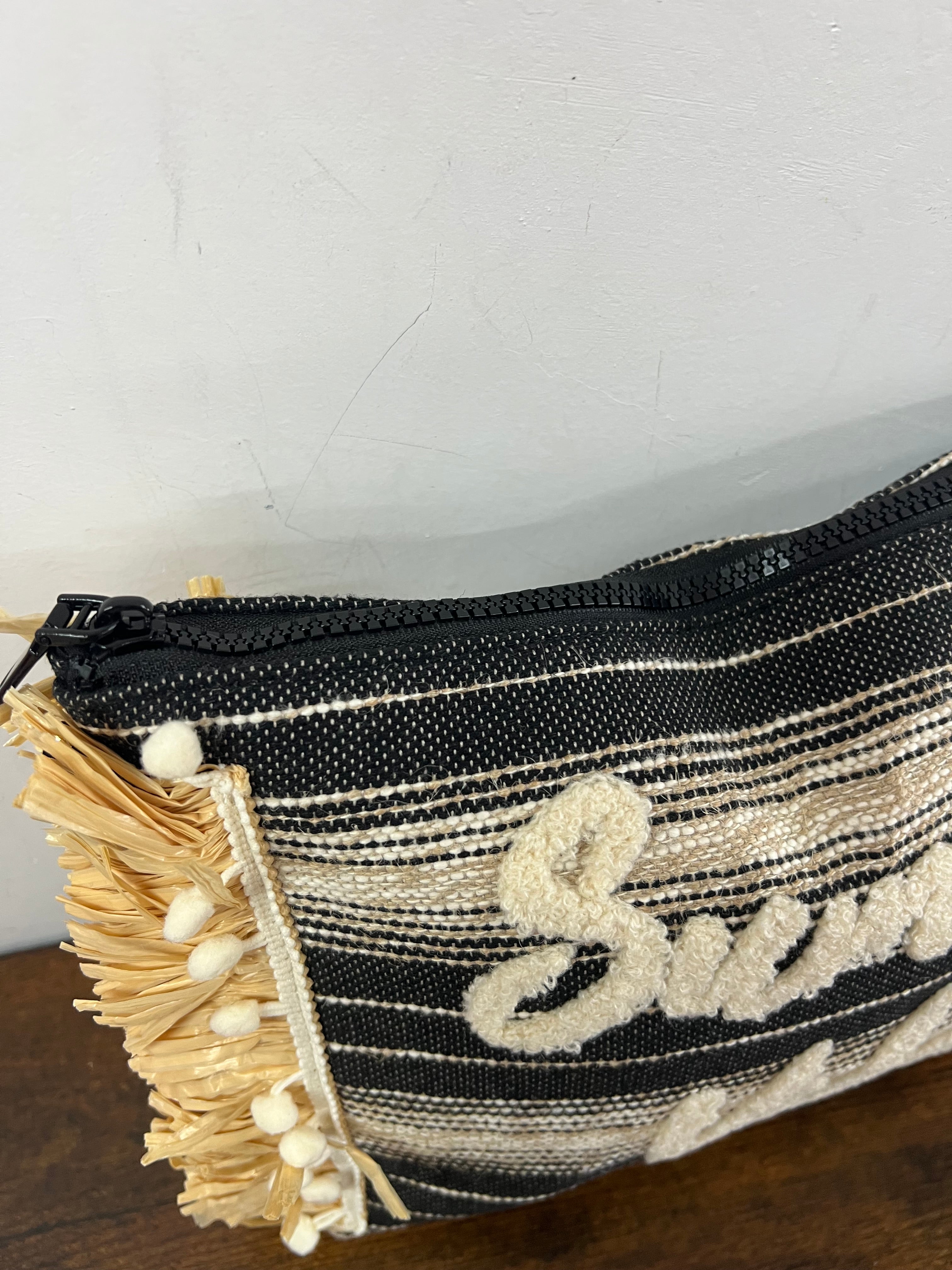 Pochette tessuto e rafia summer vibes nero